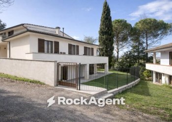 Facciata - Villa viale Mazzini, 41/B, Peccioli - foto 1