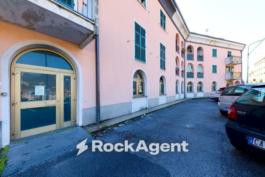 Facciata - Negozio via Teglia, 89, Genova (zona Bolzaneto) - foto 1