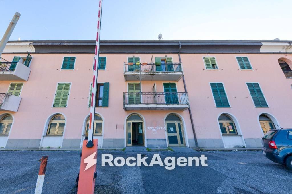 Facciata - Negozio via Teglia, 89, Genova (zona Bolzaneto) - foto 2