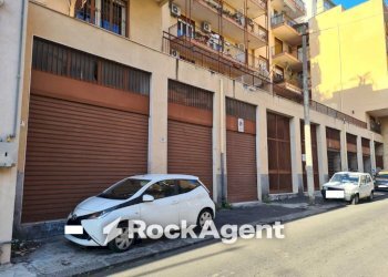 Facciata - Magazzino via Regina Bianca, 103, Catania - foto 4