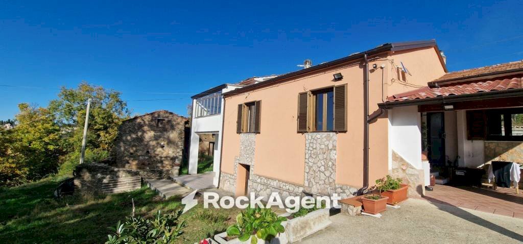 Facciata - Villa via Palmente, 42, Rogliano - foto 2