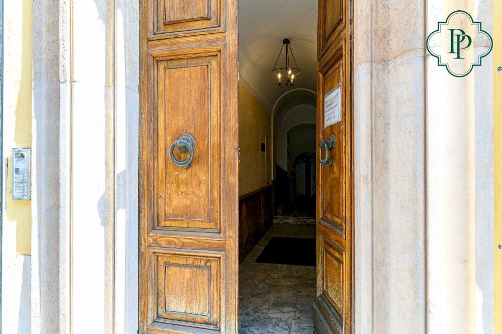 Interno palazzo - Appartamento via della Fontanella di Borghese, Roma (zona Centro Storico) - foto 2