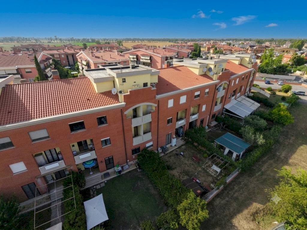 Facciata - Appartamento via Fabio Gori, Roma (zona Lido di Ostia) - foto 1