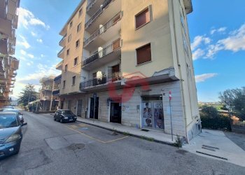 Foto 1 - Commercial Premises via GIuseppe Castellano, Benevento - photo 1