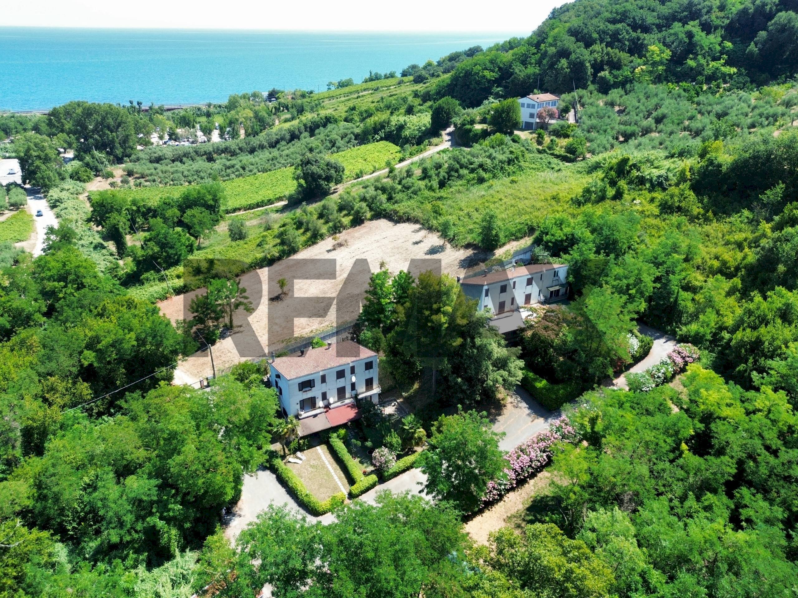 Vista delle montagne - Villa Bifamiliare Contrada Coste Del Mulino
 
48, Rocca San Giovanni - foto 1