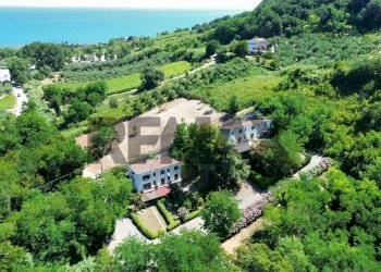 Vista delle montagne - Villa Bifamiliare Contrada Coste Del Mulino
 
48, Rocca San Giovanni - foto 1