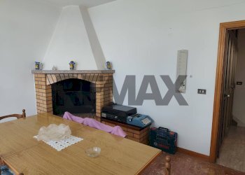 Sala da pranzo - Semi-detached house C.da Piano Croce
 
32, Pollutri - photo 23