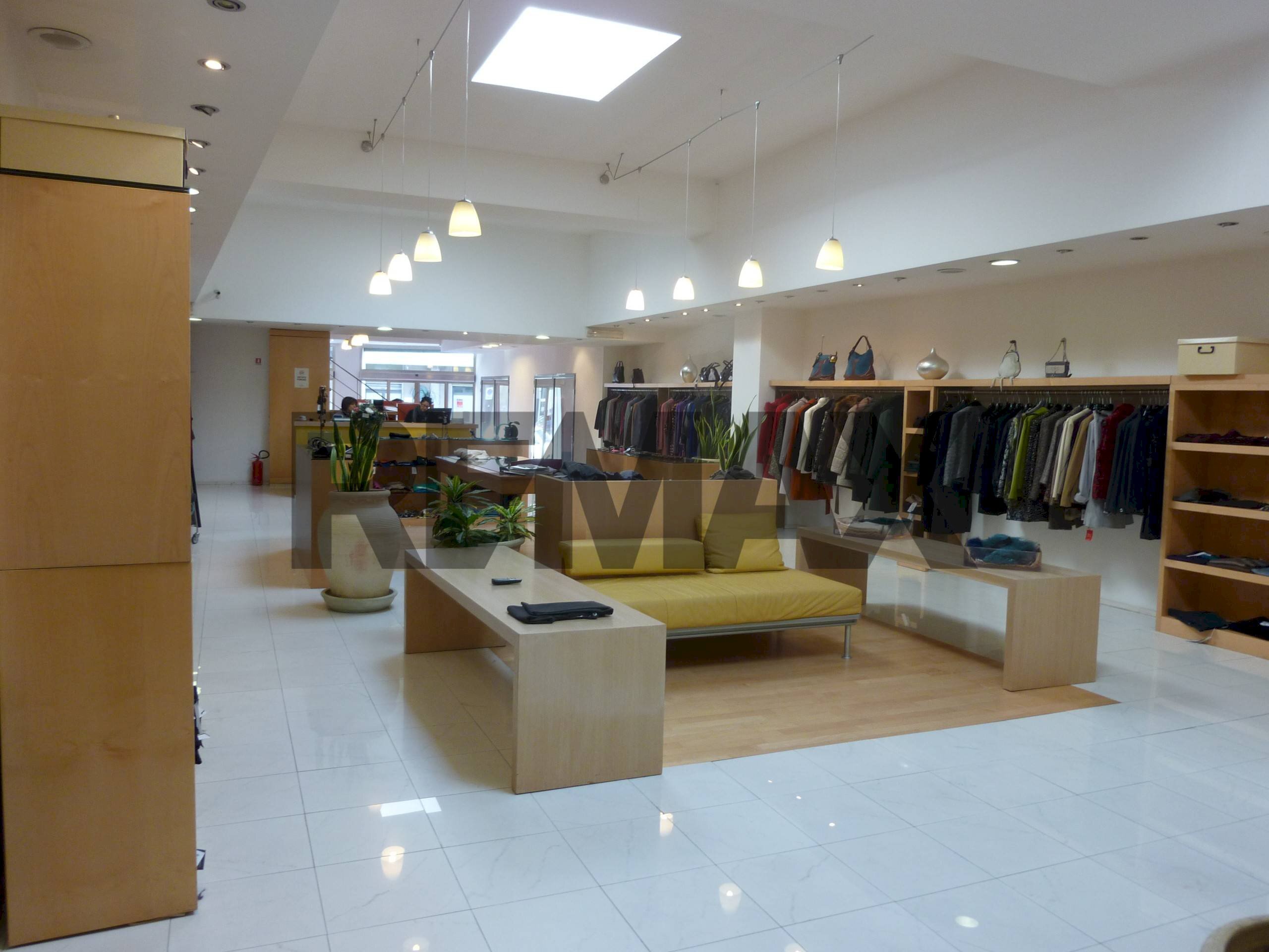 Cabina armadio - Locale Commerciale Viale Monastir
 
44, Cagliari - foto 1