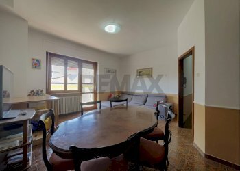 Sala da pranzo - Quadrilocale Via Adamo Giangiulio
 
4, Lanciano - foto 17
