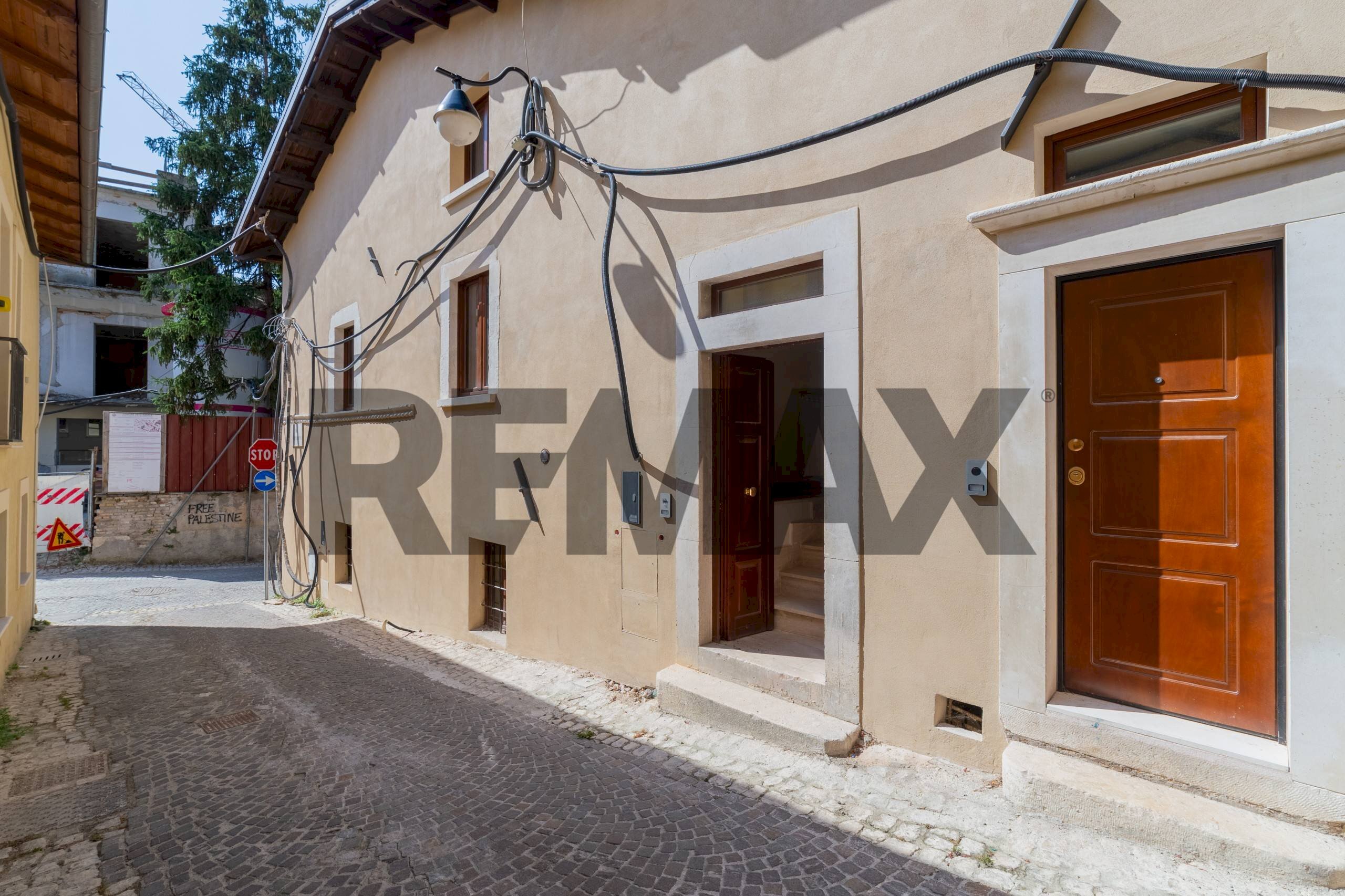 Edificio all\'aperto - Casa semi indipendente via Amiternini
2, L'Aquila - foto 3