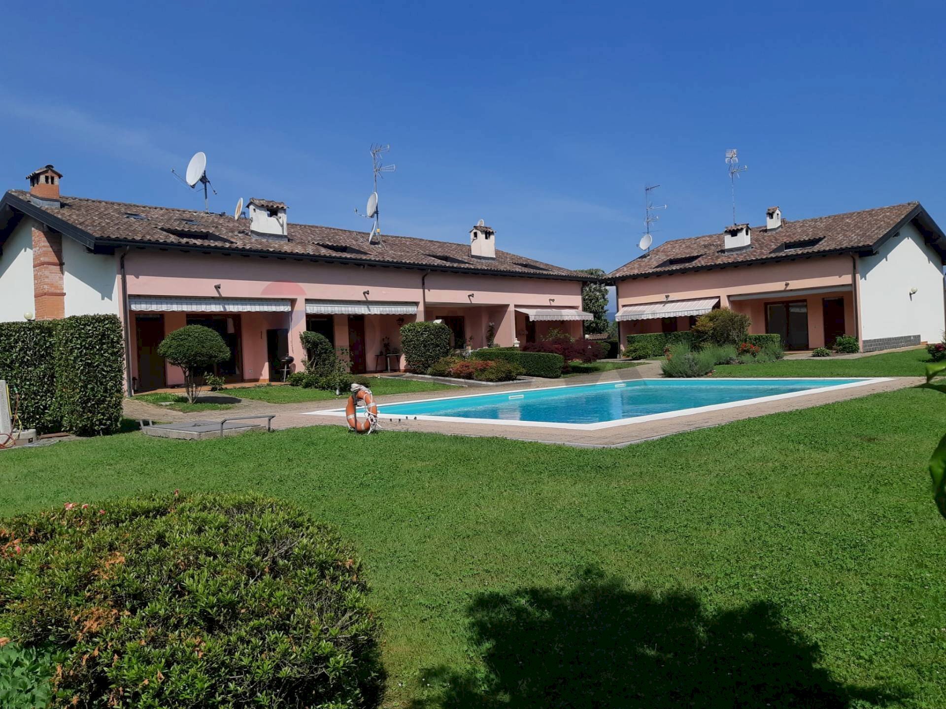 Piscina - Villa via dei geranei
 
14, Castelletto Sopra Ticino - foto 1