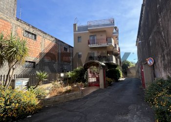 Edificio all\'aperto - Quadrilocale Via Finocchiari
 
17, Aci Catena - foto 1