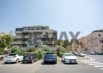 Edificio all\'aperto - Appartamento Via Namaziano
50, Roma - foto 2