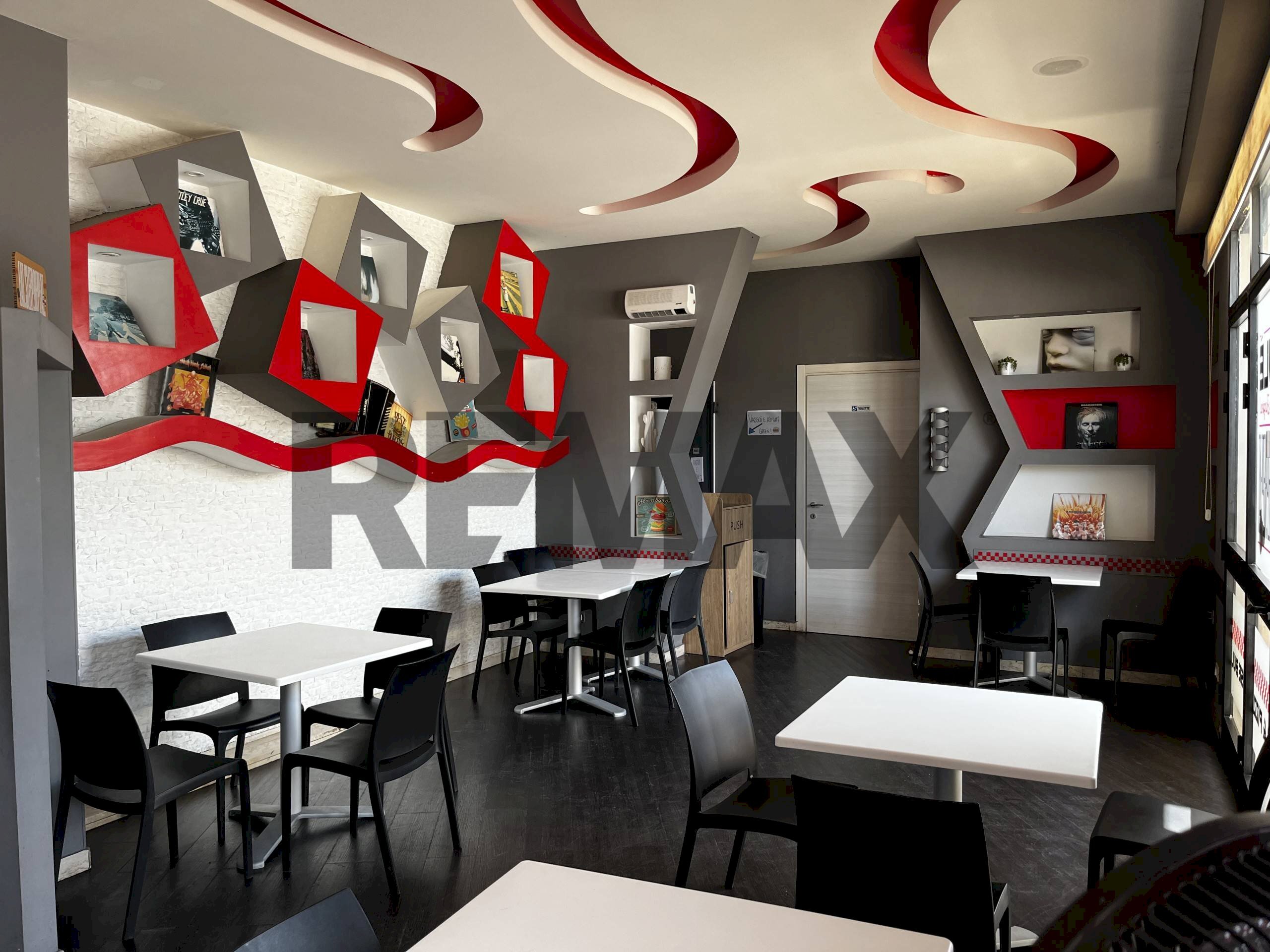 Sala da pranzo - Attività Commerciale via Forlanini
44, Ragusa - foto 2