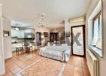 Sala da pranzo - Quadrilocale VIA GRAMICI
 
2, Marano di Napoli - foto 8