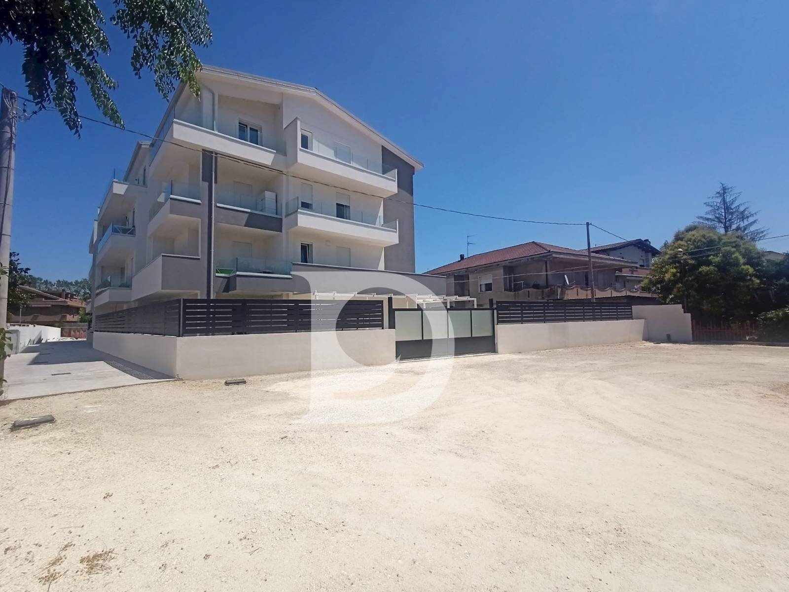 facciata-area condominiale - Trilocale Viale Matrino
37, Città Sant'Angelo - foto 2