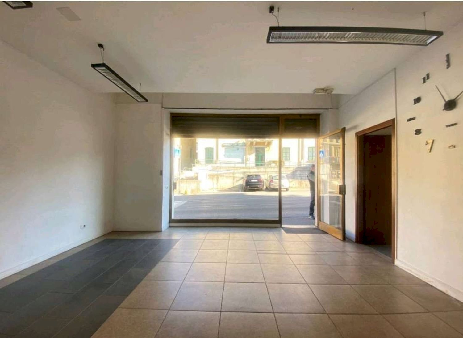 camera - Commercial Premises Garibaldi
35, Fino Mornasco - photo 3