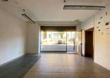 camera - Commercial Premises Garibaldi
35, Fino Mornasco - photo 3