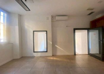 camera - Commercial Premises Garibaldi
35, Fino Mornasco - photo 8