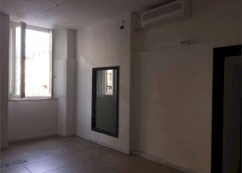 camera - Commercial Premises Garibaldi
35, Fino Mornasco - photo 9