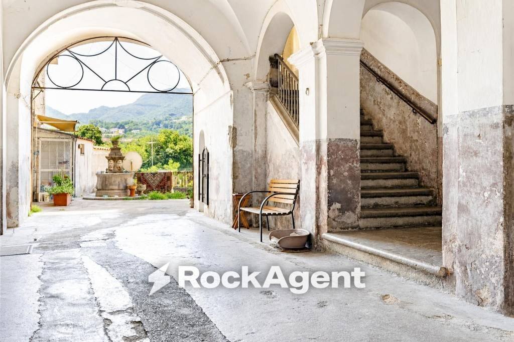 Interno palazzo - Appartamento via Raffaele Baldi, 68, Cava de' Tirreni - foto 2