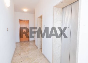 Hall / corridoio - Apartment Via Emanuele Notarbartolo
 
5, Palermo - photo 20