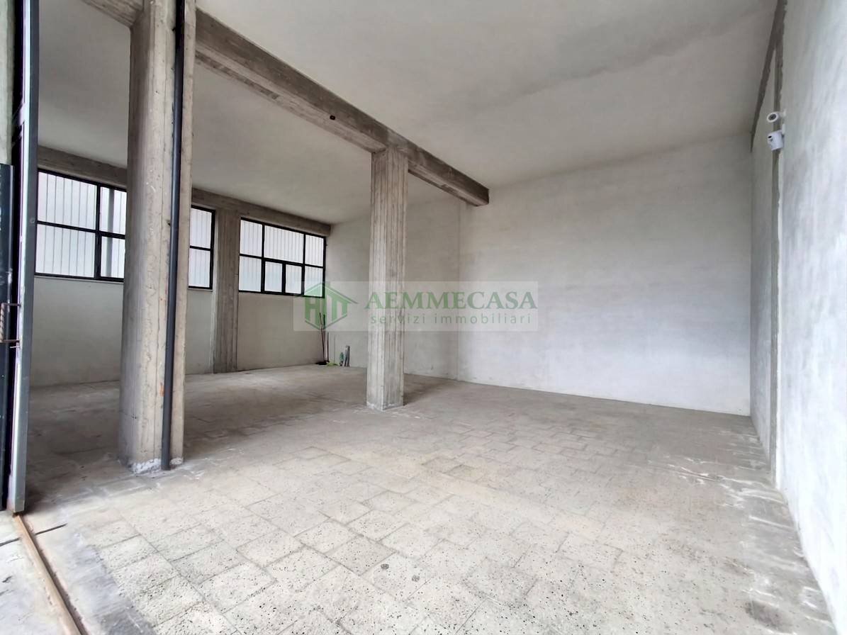 Foto 1 - Warehouse Via Del Bosco
 
324, Catania - photo 1