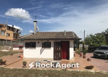 Facciata - Villa via Borgomanero, 36, Roma - foto 9
