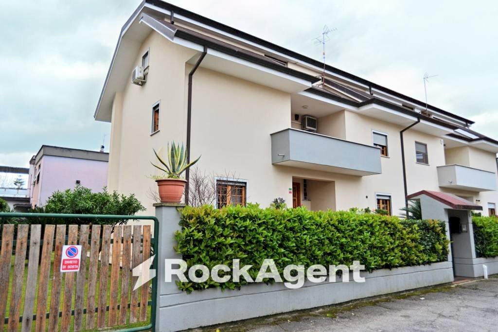 Facciata - Villa via Ombrone, 5, Latina - foto 2