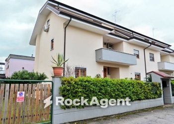 Facciata - Villa via Ombrone, 5, Latina - foto 2
