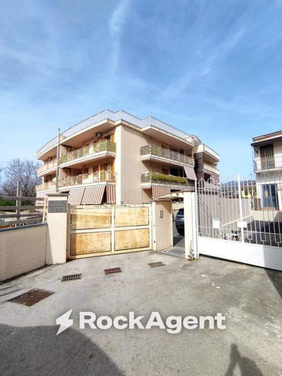 Facciata - Trilocale via San Martino, 114, Palma Campania - foto 1