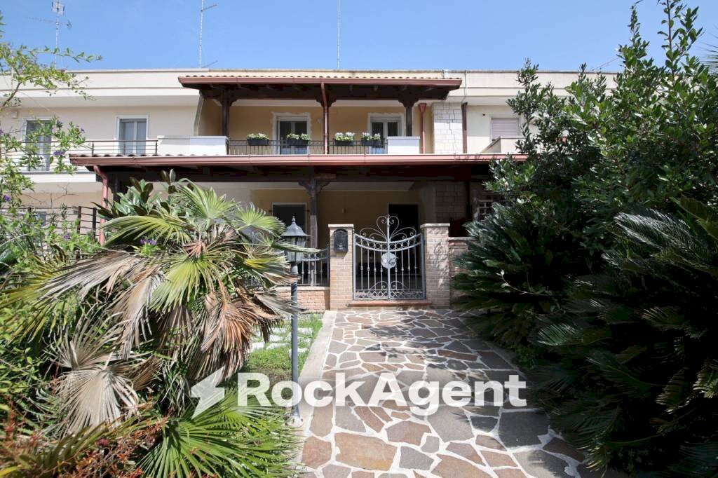 Facciata - Villa a Schiera via Mario di Lecce, Lecce - foto 1