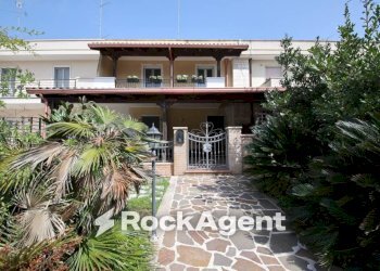 Facciata - Villa a Schiera via Mario di Lecce, Lecce - foto 1