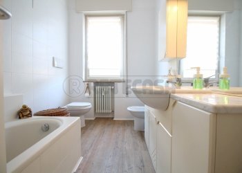 bagno finestrato con vasca - Apartment Via Giovanni Gasparoni 12, Vicenza - photo 21