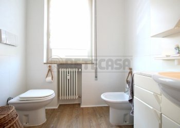 bagno finestrato con vasca - Apartment Via Giovanni Gasparoni 12, Vicenza - photo 22