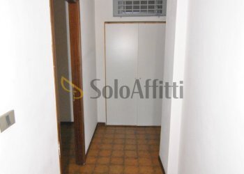CORRIDOIO ZONA NOTTE (ARMADIO A MURO) - Appartamento Viale Francesco Petrarca 113, Livorno - foto 9