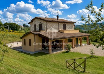 casale-le-olive-todi-umbria-esterno-casale-giardin - Casale Via di Mezzo Muro, Todi - foto 1
