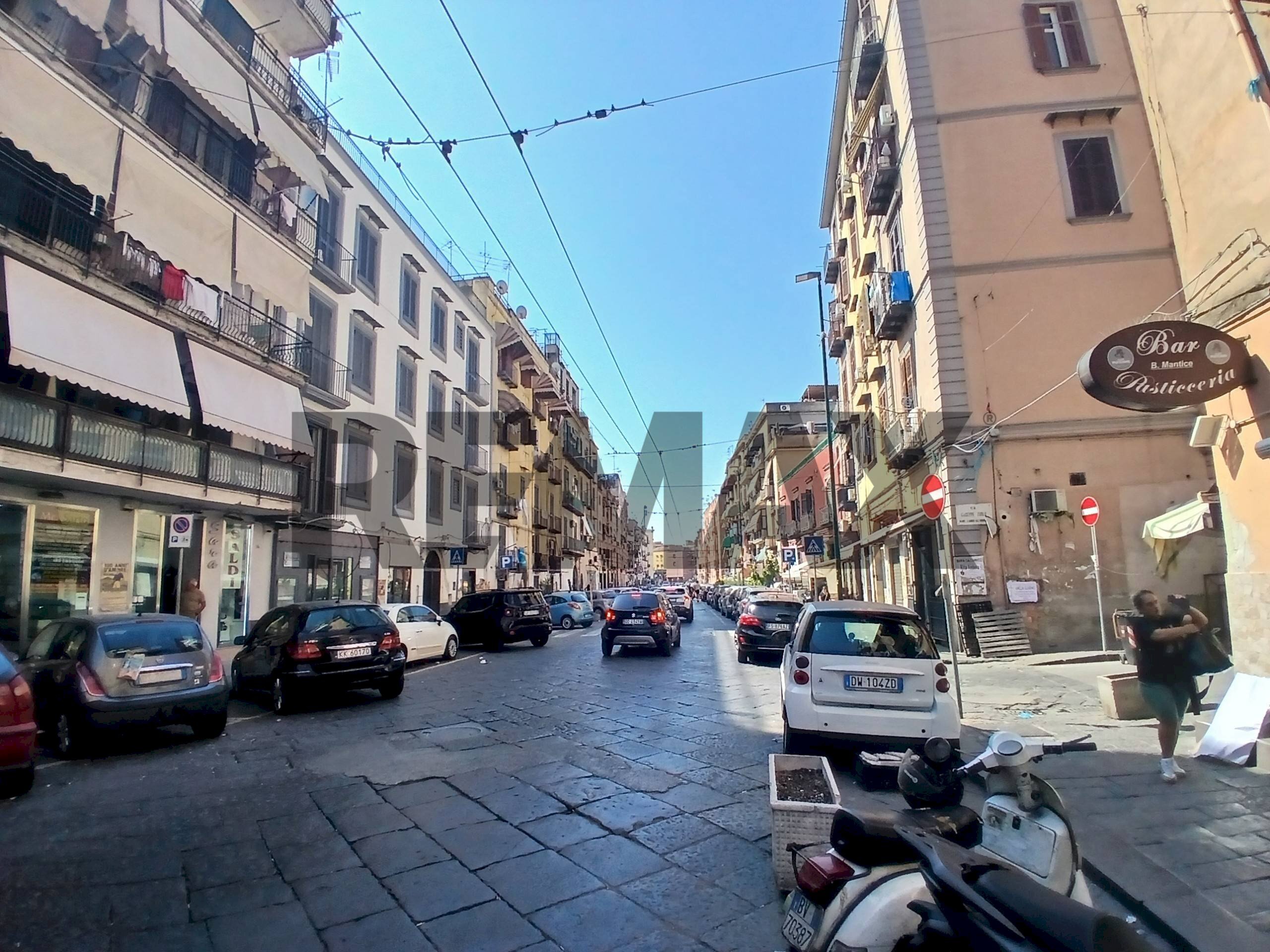 Edificio all\'aperto - Attività Commerciale Via Santi Giovanni E Paolo
 
139, Napoli - foto 1
