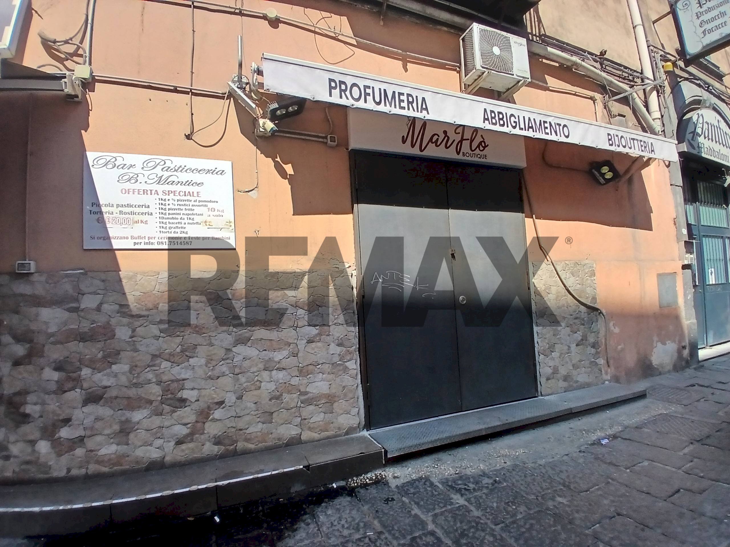 Edificio all\'aperto - Attività Commerciale Via Santi Giovanni E Paolo
139, Napoli - foto 3