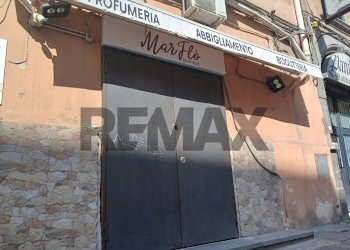 Edificio all\'aperto - Attività Commerciale Via Santi Giovanni E Paolo
139, Napoli - foto 4