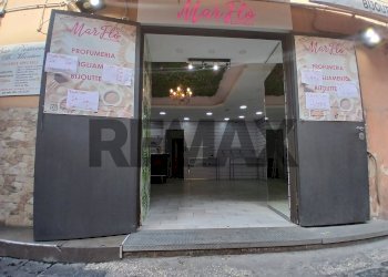 Edificio all\'aperto - Locale Commerciale Via Santi Giovanni E Paolo
 
139, Napoli - foto 14