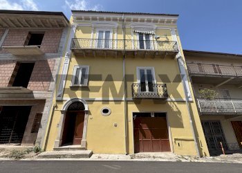 Edificio all\'aperto - Casa indipendente Corso Vittorio Emanuele Terzo
 
53, Pietradefusi - foto 1