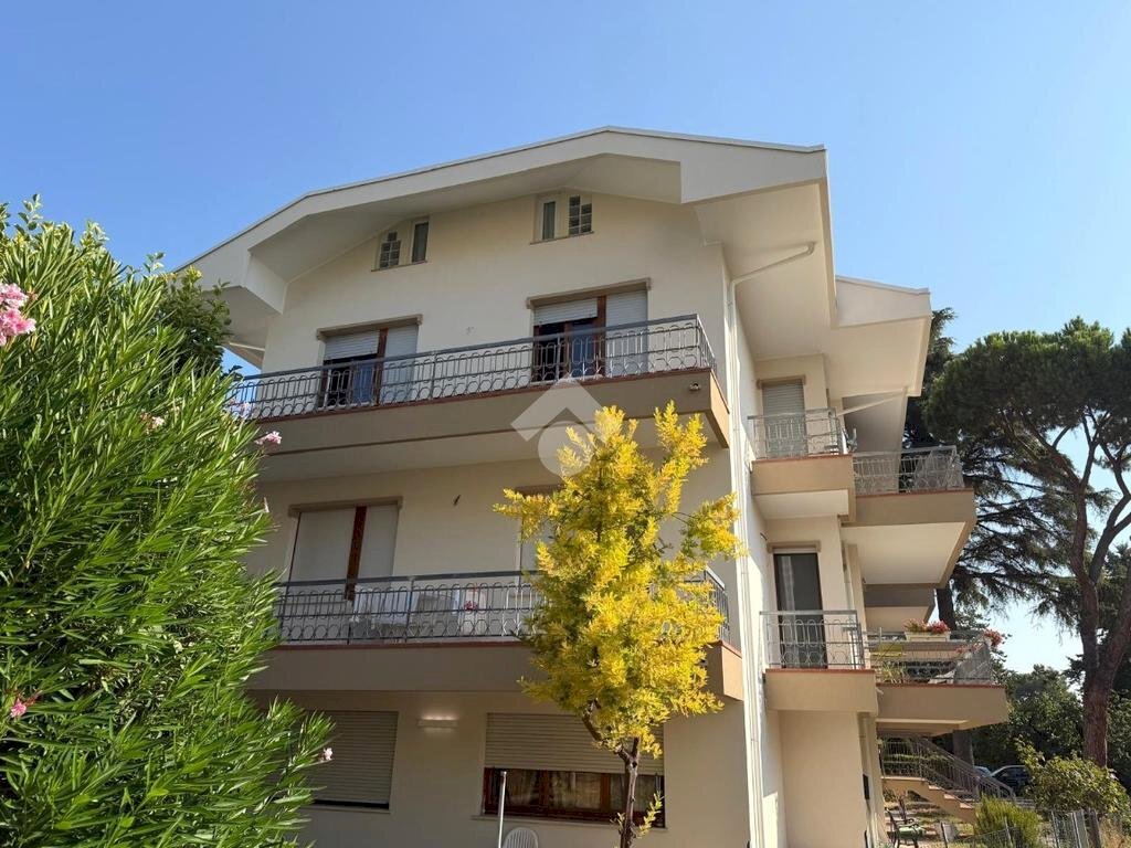 Four-room apartment Viale Santorre di Santarosa, Riccione - photo 1