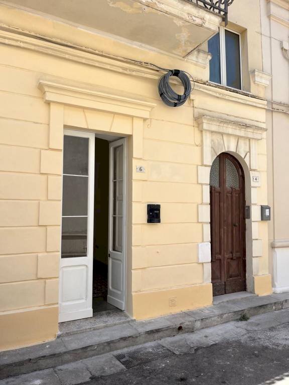 Facciata - Casa indipendente via Casa Savoia, Parabita - foto 1