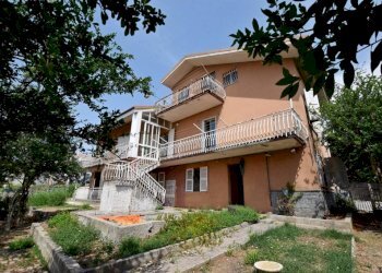 Facciata - Casa indipendente via delle Avagnine, 88, Mondovì - foto 1
