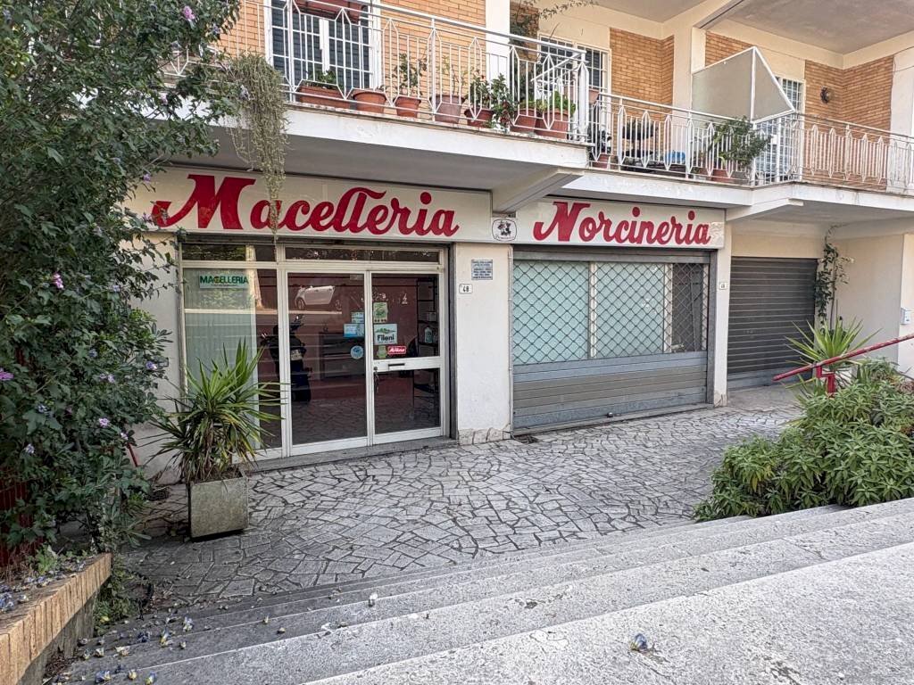 Facciata - Negozio via Anco Marzio, 48, Fara in Sabina - foto 1