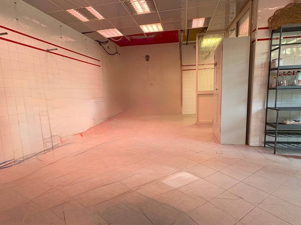 Interno non residenziale - Negozio via Anco Marzio, 48, Fara in Sabina - foto 2