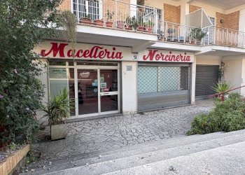Facciata - Shop via Anco Marzio, 48, Fara in Sabina - photo 1
