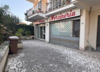 Ingresso - Shop via Anco Marzio, 48, Fara in Sabina - photo 6