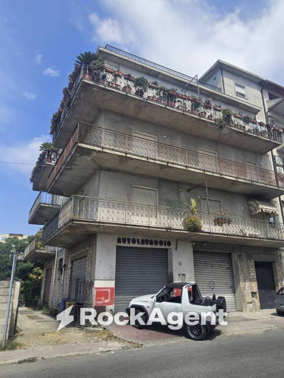Facciata - Quadrilocale via Madamalena, Gioiosa Ionica - foto 2